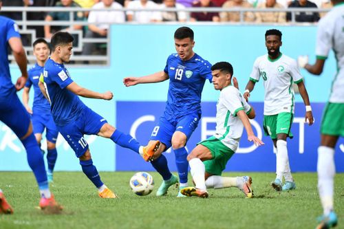 Chủ nhà Uzbekistan (áo xanh) nỗ lực tổ chức tấn công. (Ảnh: AFC)