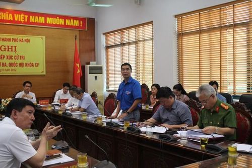 Cử tri Phạm Minh Phúc, Phó Bí thư Quận đoàn Tây Hồ nêu ý kiến về ưu tiên tuyển dụng công chức với cán bộ Đoàn khi hết tuổi