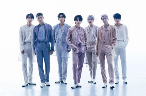 Cổ phiếu của HYBE giảm hơn 25% sau thông tin BTS tạm dừng hoạt động nhóm. Ảnh: Naver.