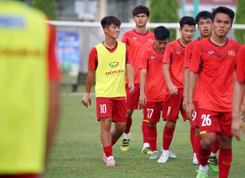  Trong đội hình U19 Việt Nam còn có Nguyễn Quốc Việt (số 10) là đáng chú ý. Anh là gương mặt triển vọng ở giải U19 và U21 quốc gia năm ngoái, từng được HLV Park Hang-seo triệu tập lên U23 Việt Nam chuẩn bị cho SEA Games 31. 