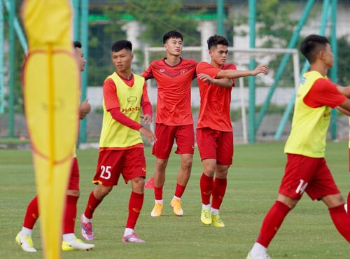  Buổi tập của U19 Việt Nam chào đón 2 viện binh từ U23 Việt Nam là Nguyễn Văn Trường và Khuất Văn Khang. Trường và Khang mới trở về từ Uzbekistan sau U23 châu Á 2022 nên tạm thời chưa có áo đấu in số. 