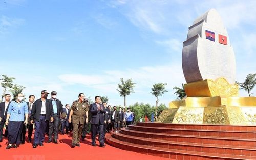 Thủ tướng Phạm Minh Chính và Thủ tướng Campuchia Samdech Techo Hun Sen thăm bia đá tại điểm dừng chân trong hành trình cứu nước của Thủ tướng Hun Sen.(Ảnh: Dương Giang/TTXVN)