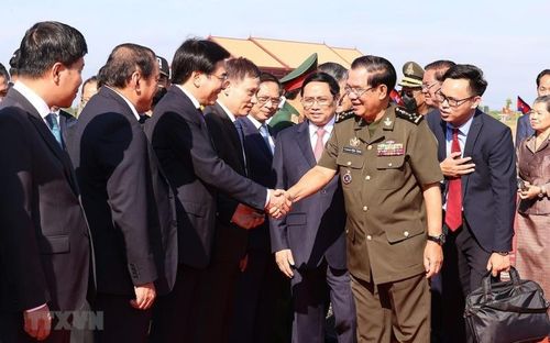 Hình ảnh Thủ tướng Phạm Minh Chính đón Thủ tướng Campuchia Samdech Techo Hun Sen sang thăm điểm dừng chân trong hành trình cứu nước tại Khu vực X16. (Ảnh: Dương Giang/TTXVN)