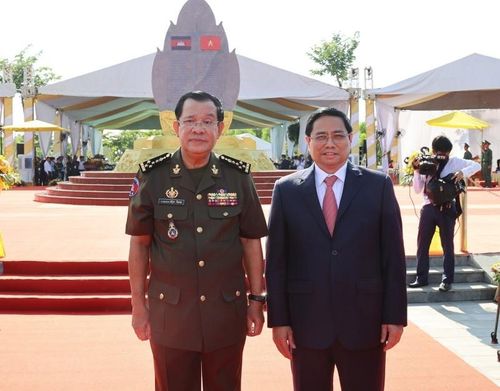 Thủ tướng Phạm Minh Chính và Thủ tướng Campuchia Samdech Techo Hun Sen chụp ảnh chung. (Ảnh: Dương Giang/TTXVN)