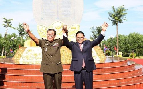 Thủ tướng Phạm Minh Chính và Thủ tướng Campuchia Samdech Techo Hun Sen chụp ảnh chung tại Khu vực X6. (Ảnh: Dương Giang/TTXVN)