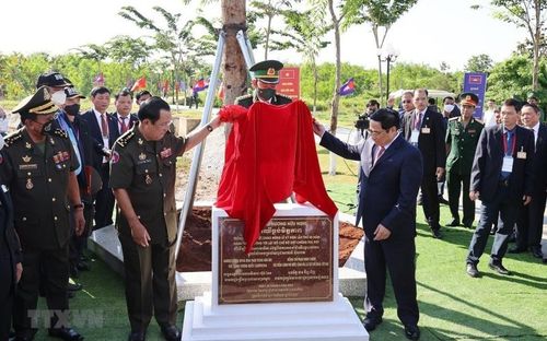 Thủ tướng Phạm Minh Chính và Thủ tướng Campuchia Samdech Techo Hun Sen trồng cây hữu nghị tại khu vực X16. (Ảnh: Dương Giang/TTXVN)