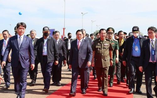 Thủ tướng Campuchia Samdech Techo Hun Sen đón Thủ tướng Phạm Minh Chính dự Lễ kỷ niệm 45 năm "Con đường tiến tới đánh đổ chế độ diệt chủng Pol Pot". (Ảnh: Dương Giang/TTXVN)