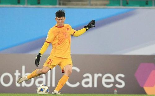 Văn Chuẩn là thủ môn được kỳ vọng tiếp theo của Hà Nội FC. Nhưng nhiều ý kiến lo ngại Văn Chuẩn có thể đi theo vết xe đổ của hai đàn anh Minh Long, Tiến Dũng. Đó đều là những thủ môn giỏi của Hà Nội FC và U23 Việt Nam. Nhưng những sai lầm trong khoảnh khắc đã khiến họ không thể giữ được đỉnh cao sự nghiệp.