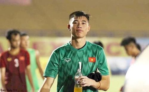 Bên cạnh đó, Văn Chuẩn kể lại thời điểm anh chịu thẻ đỏ sau khi lao ra khỏi vòng cấm và phạm lỗi với Feras bên phía U23 Saudi Arabia, tại tứ kết U23 châu Á 2022.