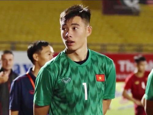 Đã có những khoảnh khắc mà Văn Chuẩn dâng lên giữa sân để chơi bóng với đồng đội. Trao đổi trong buổi gặp mặt báo chí sau khi trở về từ VCK U23 Châu Á, thủ môn này nói thêm: "Ban đầu, tự tôi chủ động dâng lên đấy. Thầy Gong chưa nói gì lúc đấy cả. Sau đó, thầy bảo anh em cầu thủ chuyền cho tôi...