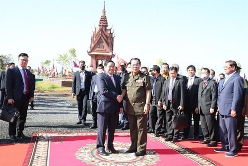 Thủ tướng Hun Sen đón Thủ tướng Phạm Minh Chính sang Campuchia dự Lễ kỷ niệm. Ảnh: Đăng Bảy