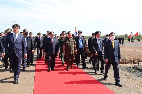 Thủ tướng Phạm Minh Chính và các quan chức Chính phủ Việt Nam đón tiếp Thủ tướng Hun Sen. Ảnh: Đăng Bảy