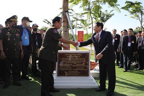 Thủ tướng Phạm Minh Chính và Thủ tướng Hun Sen trồng cây lưu niệm tại khu vực X16. Ảnh: Đăng Bảy