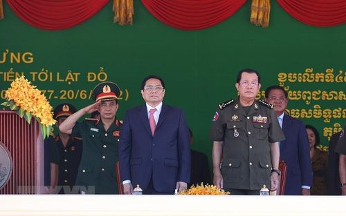  Thủ tướng Campuchia Samdech Techo Hun Sen và Thủ tướng Phạm Minh Chính dự Lễ kỷ niệm 45 năm Con đường tiến tới đánh đổ chế độ diệt chủng Pol Pot. (Ảnh: Dương Giang/TTXVN) 