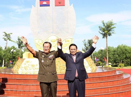  Thủ tướng Phạm Minh Chính và Thủ tướng Campuchia Samdech Techo Hun Sen chụp ảnh chung tại Khu vực X6. (Ảnh: Dương Giang/TTXVN) 
