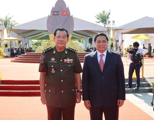  Thủ tướng Phạm Minh Chính và Thủ tướng Campuchia Samdech Techo Hun Sen chụp ảnh chung. (Ảnh: Dương Giang/TTXVN) 