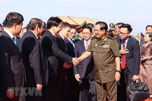  Hình ảnh Thủ tướng Phạm Minh Chính đón Thủ tướng Campuchia Samdech Techo Hun Sen sang thăm điểm dừng chân trong hành trình cứu nước tại Khu vực X16. (Ảnh: Dương Giang/TTXVN) 