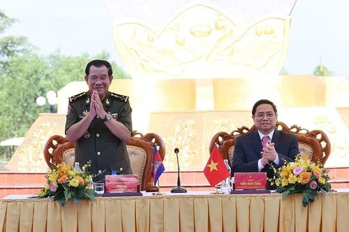  Thủ tướng Phạm Minh Chính và Thủ tướng Campuchia Hun Sen dự buổi nói chuyện với nhân dân Việt Nam. (Ảnh: Dương Giang/TTXVN) 