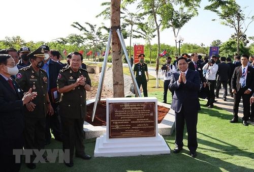 Hình ảnh Thủ tướng Phạm Minh Chính và Thủ tướng Campuchia Samdech Techo Hun Sen trồng cây hữu nghị tại khu vực X16. (Ảnh: Dương Giang/TTXVN) 