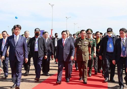  Hình ảnh Thủ tướng Campuchia Samdech Techo Hun Sen đón Thủ tướng Phạm Minh Chính dự lễ kỷ niệm 45 năm Con đường tiến tới đánh đổ chế độ diệt chủng Pol Pot. (Ảnh: Dương Giang/TTXVN) 