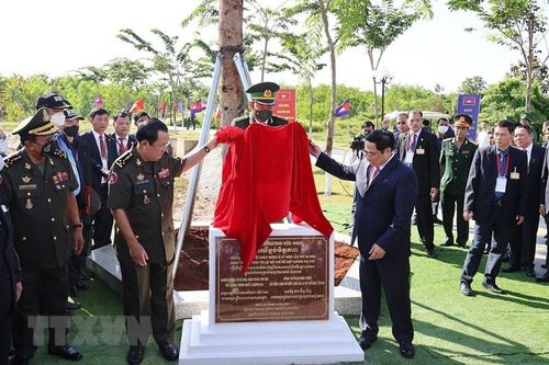  Thủ tướng Phạm Minh Chính và Thủ tướng Campuchia Samdech Techo Hun Sen trồng cây hữu nghị tại khu vực X16. (Ảnh: Dương Giang/TTXVN) 