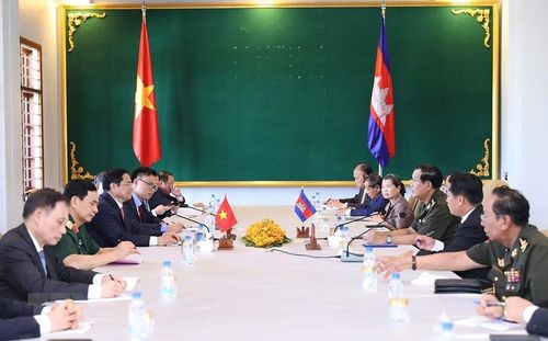  Thủ tướng Phạm Minh Chính hội kiến Thủ tướng Campuchia Samdech Techo Hun Sen. (Ảnh: Dương Giang/TTXVN) 