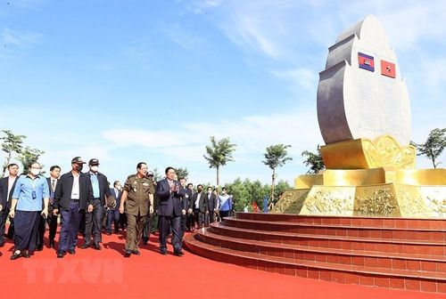  Thủ tướng Phạm Minh Chính và Thủ tướng Campuchia Samdech Techo Hun Sen thăm bia đá tại điểm dừng chân trong hành trình cứu nước của Thủ tướng Hun Sen.(Ảnh: Dương Giang/TTXVN) 