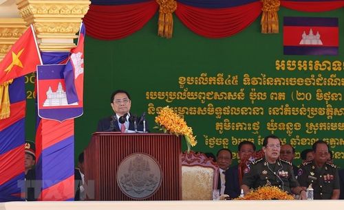  Hình ảnh Thủ tướng Phạm Minh Chính phát biểu tại lễ kỷ niệm 45 năm Con đường tiến tới đánh đổ chế độ diệt chủng Pol Pot của Thủ tướng Campuchia Hun Sen. (Ảnh: Dương Giang/TTXVN) 