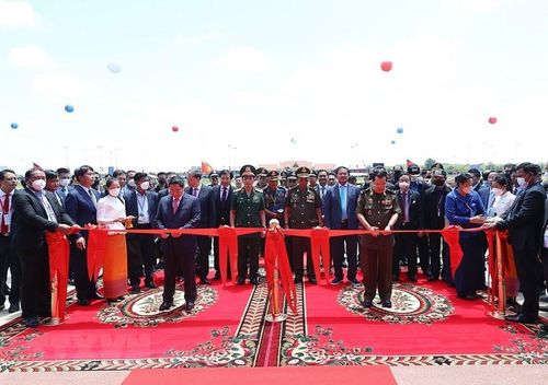  Thủ tướng Phạm Minh Chính và Thủ tướng Campuchia Samdech Techo Hun Sen cắt băng khánh thành Nhà hữu nghị. (Ảnh: Dương Giang/TTXVN) 