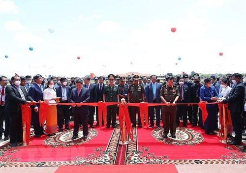 Thủ tướng Phạm Minh Chính và Thủ tướng Campuchia Samdech Techo Hun Sen cắt băng khánh thành Nhà hữu nghị. (Ảnh: Dương Giang/TTXVN)