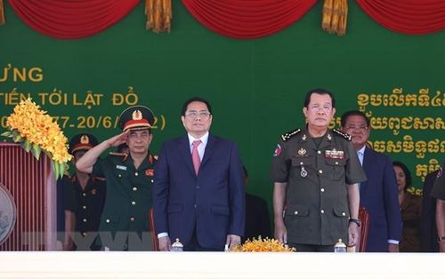 Thủ tướng Campuchia Samdech Techo Hun Sen và Thủ tướng Phạm Minh Chính dự Lễ kỷ niệm 45 năm Con đường tiến tới đánh đổ chế độ diệt chủng Pol Pot. (Ảnh: Dương Giang/TTXVN)