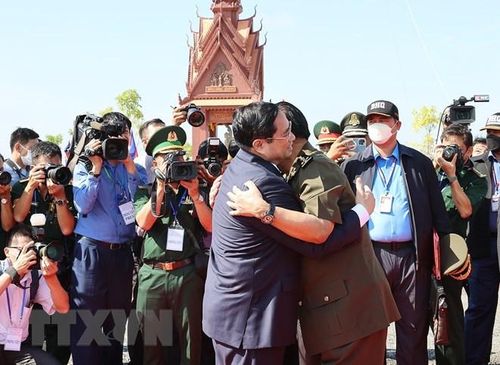 Thủ tướng Campuchia Samdech Techo Hun Sen đón Thủ tướng Phạm Minh Chính dự lễ kỷ niệm 45 năm Con đường tiến tới đánh đổ chế độ diệt chủng Pol Pot. (Ảnh: Dương Giang/TTXVN)