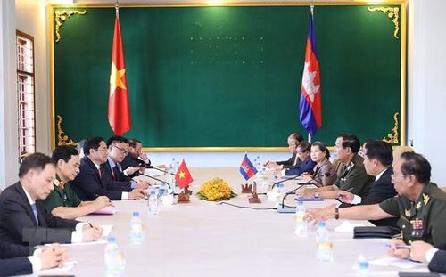 Thủ tướng Phạm Minh Chính hội kiến Thủ tướng Campuchia Samdech Techo Hun Sen. (Ảnh: Dương Giang/TTXVN)