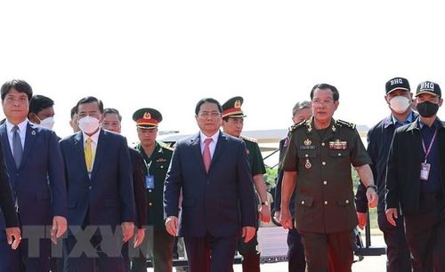 Thủ tướng Campuchia Samdech Techo Hun Sen đón Thủ tướng Phạm Minh Chính dự lễ kỷ niệm 45 năm Con đường tiến tới đánh đổ chế độ diệt chủng Pol Pot. (Ảnh: Dương Giang/TTXVN)