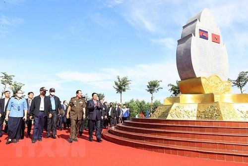 Thủ tướng Phạm Minh Chính và Thủ tướng Campuchia Samdech Techo Hun Sen thăm bia đá tại điểm dừng chân trong hành trình cứu nước của Thủ tướng Hun Sen.(Ảnh: Dương Giang/TTXVN)