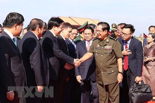Hình ảnh Thủ tướng Phạm Minh Chính đón Thủ tướng Campuchia Samdech Techo Hun Sen sang thăm điểm dừng chân trong hành trình cứu nước tại Khu vực X16. (Ảnh: Dương Giang/TTXVN)