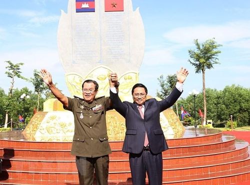 Thủ tướng Phạm Minh Chính và Thủ tướng Campuchia Samdech Techo Hun Sen chụp ảnh chung tại Khu vực X6. (Ảnh: Dương Giang/TTXVN)