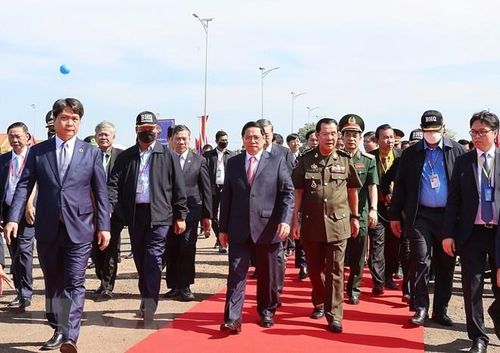 Hình ảnh Thủ tướng Campuchia Samdech Techo Hun Sen đón Thủ tướng Phạm Minh Chính dự lễ kỷ niệm 45 năm Con đường tiến tới đánh đổ chế độ diệt chủng Pol Pot. (Ảnh: Dương Giang/TTXVN)