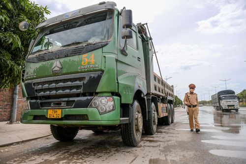 Cụ thể, đối với các trường hợp cơi nới thùng xe sẽ cưỡng chế tháo, cắt để trở về đúng thiết kế và thông báo tới cơ quan đăng kiểm yêu cầu chủ xe phải kiểm định lại trước khi tham gia giao thông.