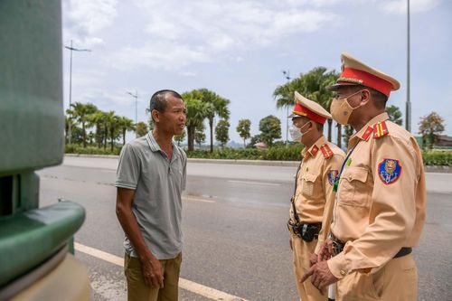 Trao đổi với PV, Trung tá Hoàng Văn Thương, tổ trưởng tổ công tác số 1, đội CSGT số 2 (CSGT tỉnh Quảng Ninh) cho biết: “Được sự phân công, tổ công tác thường xuyên tuần tra, kiểm soát xử lý kịp thời các phương tiện có hành vi chở vật liệu xây dựng cũng như các hàng hóa vượt, quá tải trọng, cơi nới thành thùng, vượt quá tốc độ, lái xe có sử dụng rượu bia…”