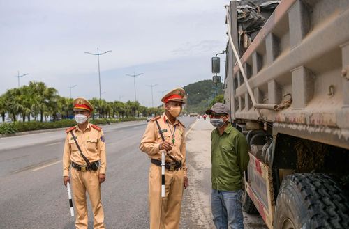 Các phương tiện chở hàng quá trọng tải, quá khổ bắt buộc hạ tải mới tiếp tục lưu thông và xác minh chủ phương tiện là tổ chức hay cá nhân vi phạm để xử lý.