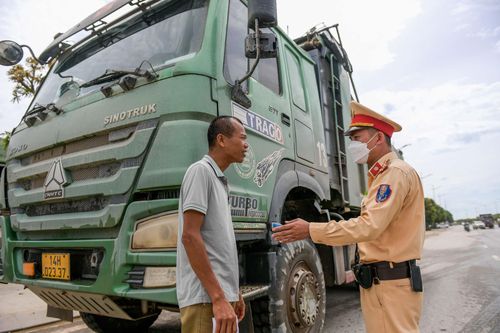 Cục CSGT cho biết, trường hợp cố tình chống đối việc kiểm tra, xử lý, cản trở giao thông nghiêm trọng hoặc gây đình trệ hoạt động công cộng thì sẽ thu thập tài liệu, củng cố hồ sơ để xem xét xử lý về hành vi chống người thi hành công vụ hoặc gây rối trật tự công cộng.