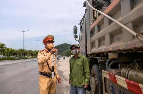 Tại đường Quốc lộ 18 đoạn qua phường Đại Yên (TP Hạ Long), đội CSGT số 2, phòng CSGT tỉnh Quang Ninh tiến hành kiểm tra hàng loạt các phương tiện vận chuyển vật liệu xây dựng.