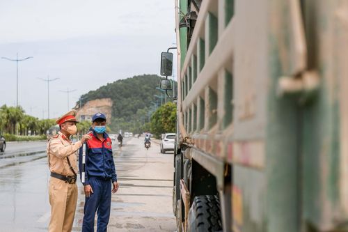 “Trong ngày đầu ra quân, cơ bản các phương tiện đều chấp hành tốt các quy định an toàn giao thông khi di chuyển. Bên cạnh kiểm tra, xử lý, lực lượng CSGT thường xuyên nhắc nhở, tuyên truyền đến người dân, hướng tời mùa du lịch của TP Hạ Long cũng như toàn tỉnh Quảng Ninh được an toàn nhất”, trung tá Thương chia sẻ thêm.