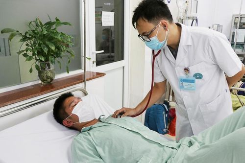 Chăm sóc, điều trị bệnh nhân sốt xuất huyết tại Bệnh viện Đa khoa Hà Đông. Ảnh: Phương Thu
