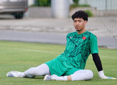 Ngoài sự bổ sung của hai tuyển thủ U23 Việt Nam là Khuất Văn Khang và Nguyễn Văn Trường, thủ môn Trần Duy Thành cũng là nhân vật thu hút sự chú ý trong buổi tập chiều 20/6 của U19 Việt Nam.