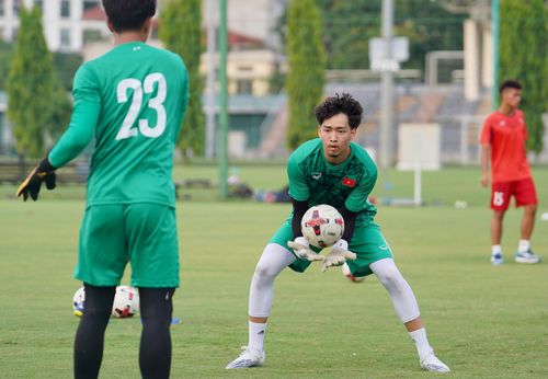 Duy Thành sinh năm 2002 và lớn lên tại Đức, có bố mẹ là người Việt Nam. Anh đang thi đấu cho đội trẻ Ismaning tại Bayernliga (hạng đấu thứ năm của bóng đá Đức). Thành chia sẻ rằng năm nay, anh sẽ được đôn lên đội một. Ước mơ của anh là sau này có thể về hẳn Việt Nam, thi đấu cho CLB Hà Nội.