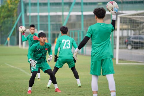 Chiều cao nổi bật (1,9 m) là lợi thế của thủ môn này so với các đồng nghiệp ở trong nước.
