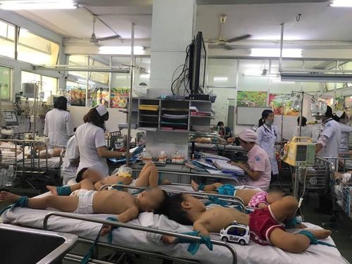 Điều trị cho trẻ mắc tay - chân - miệng.