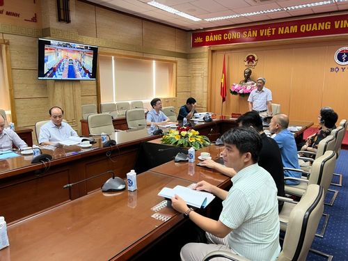  Thứ trưởng Y tế Nguyễn Trường Sơn phát biểu chỉ đạo tại hội nghị.